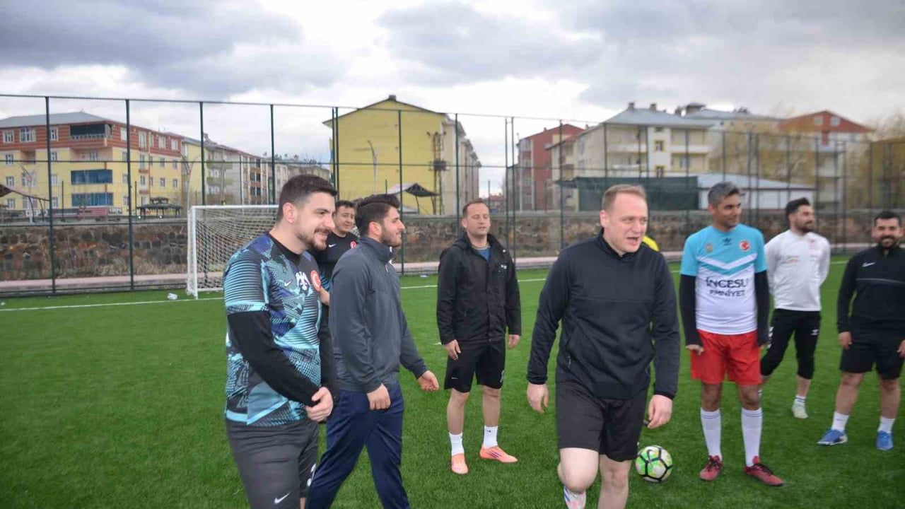 Bulanık'ta Polis Haftası'nda Protokol ile Emniyet Mensupları Dostluk Maçı Düzenledi