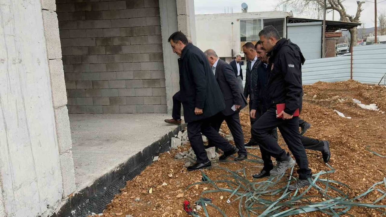 Bülent Tüfenkci Erkenek’te deprem konutları ve rezerv alan çalışmalarını yerinde inceledi