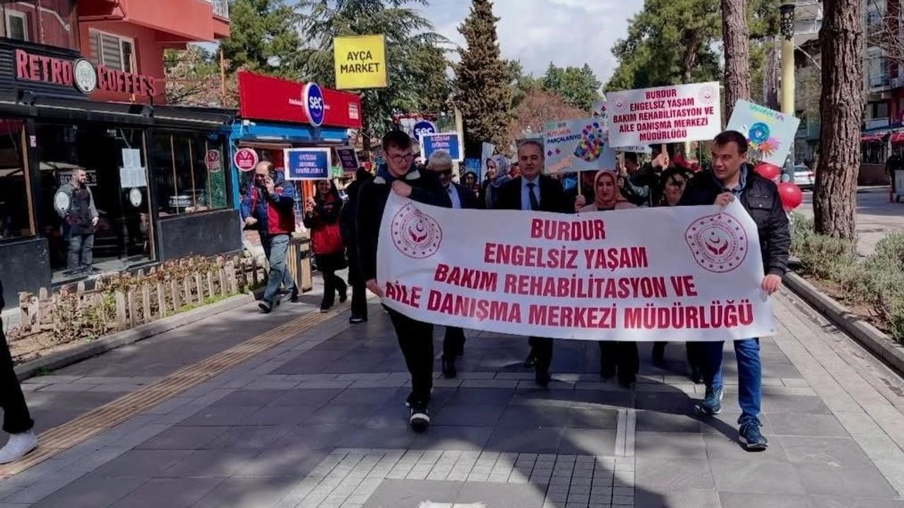 Burdur’da 2 Nisan Otizm Farkındalık Günü’nde yürüyüş düzenlendi