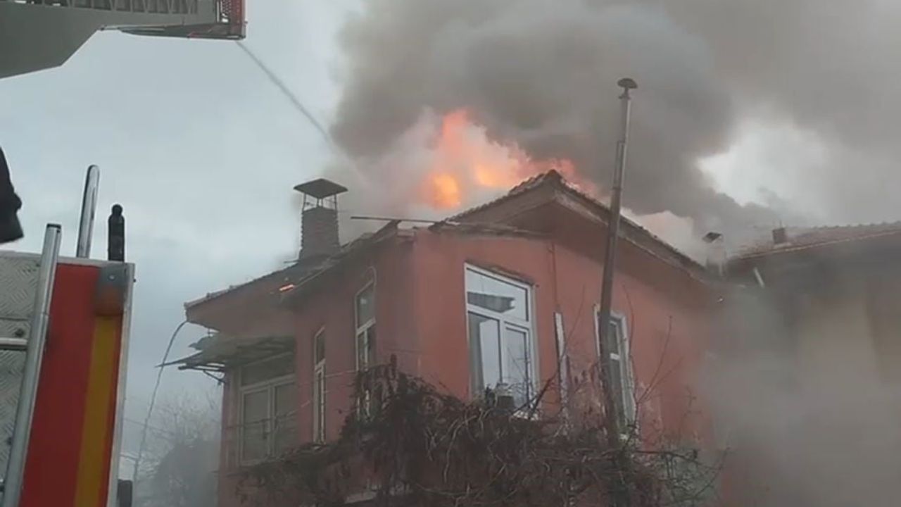 Burdur’da çatıda çıkan yangın itfaiye ekiplerince söndürüldü