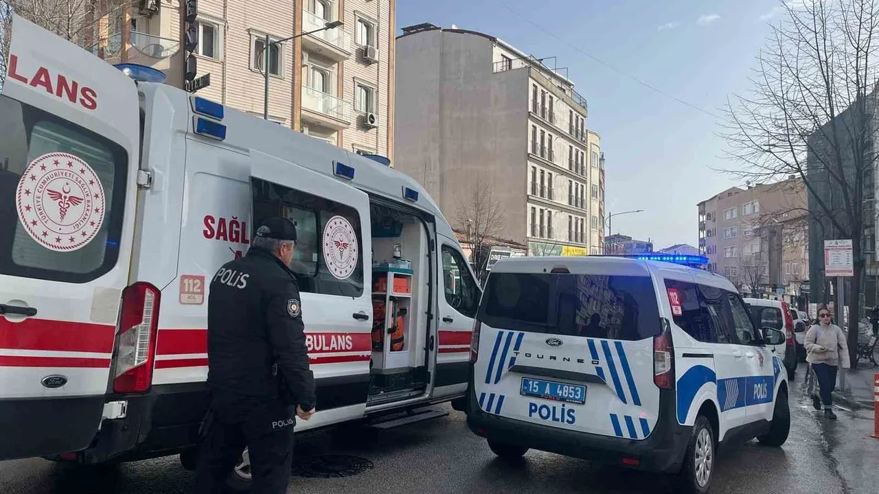 Burdur'da Gazi Caddesi'nde elektrikli bisiklet ile otomobil çarpıştı: Sürücü yaralandı