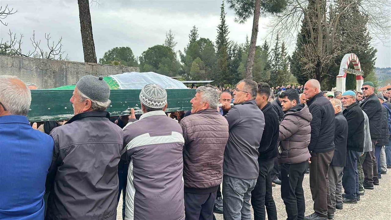 Burdur'da kazada hayatını kaybeden 4 kişi toprağa verildi
