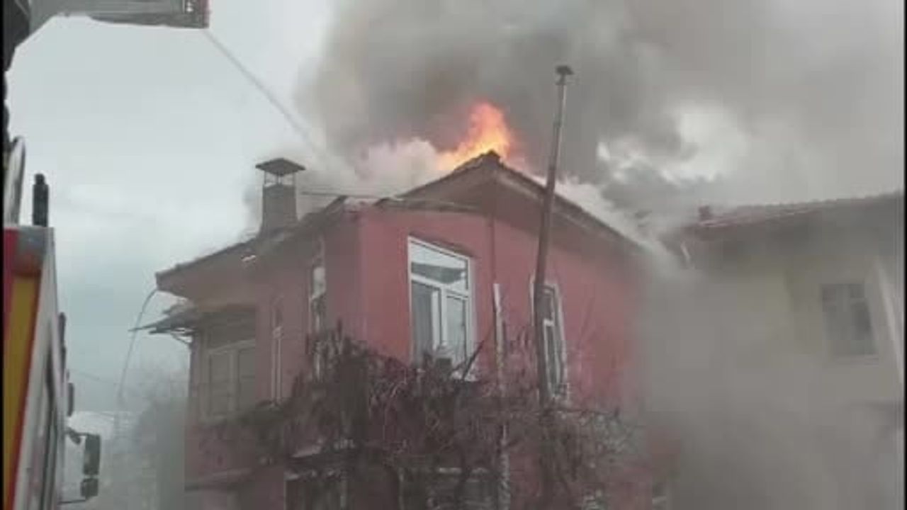 Burdur'da Üçdibek Mahallesi'nde ev çatısında çıkan yangın itfaiye tarafından söndürüldü