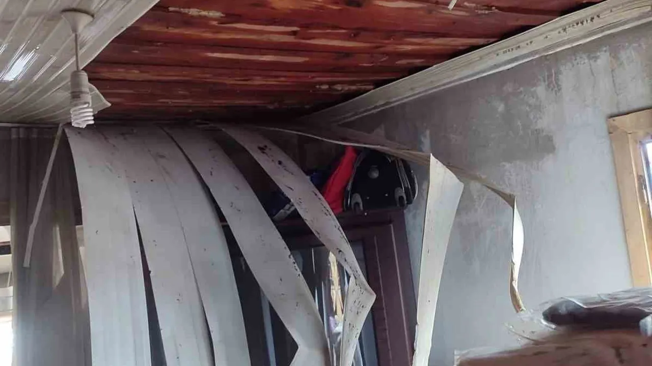 Burdur Yarıköy'de çıkan yangında Hüseyin Saydam'a ait ev kullanılamaz hale geldi