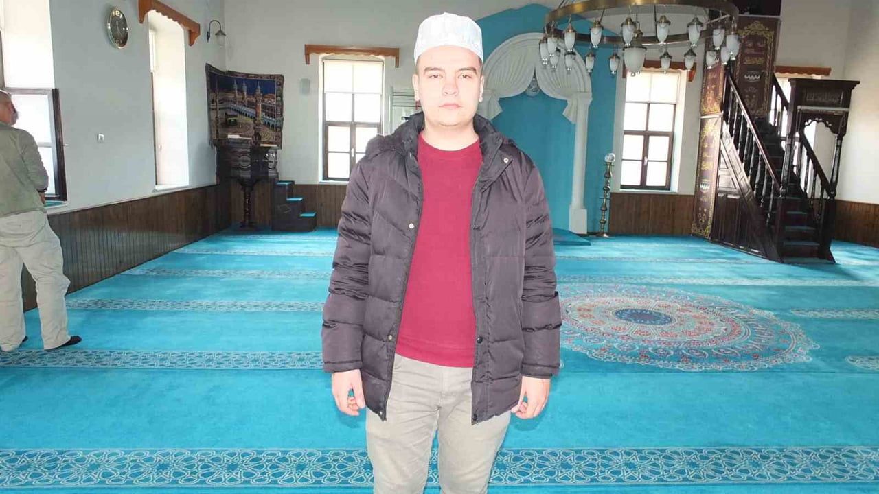 Burhaniye’de 1743 Yapımı Hanay Camii: Altından Yol Geçen Tarihi Kemerli Cami