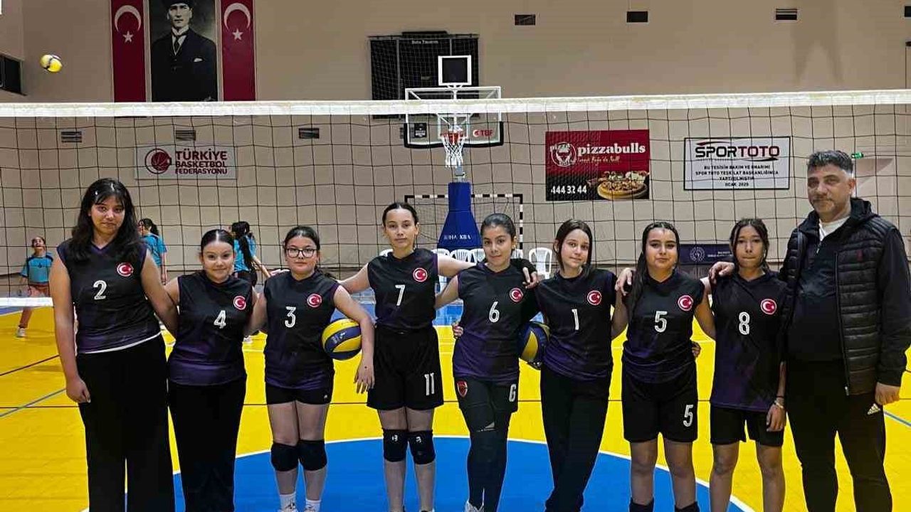 Burhaniye'de 3. Geleneksel Çocuk Sporcular Şenliği voleybol maçlarıyla başladı