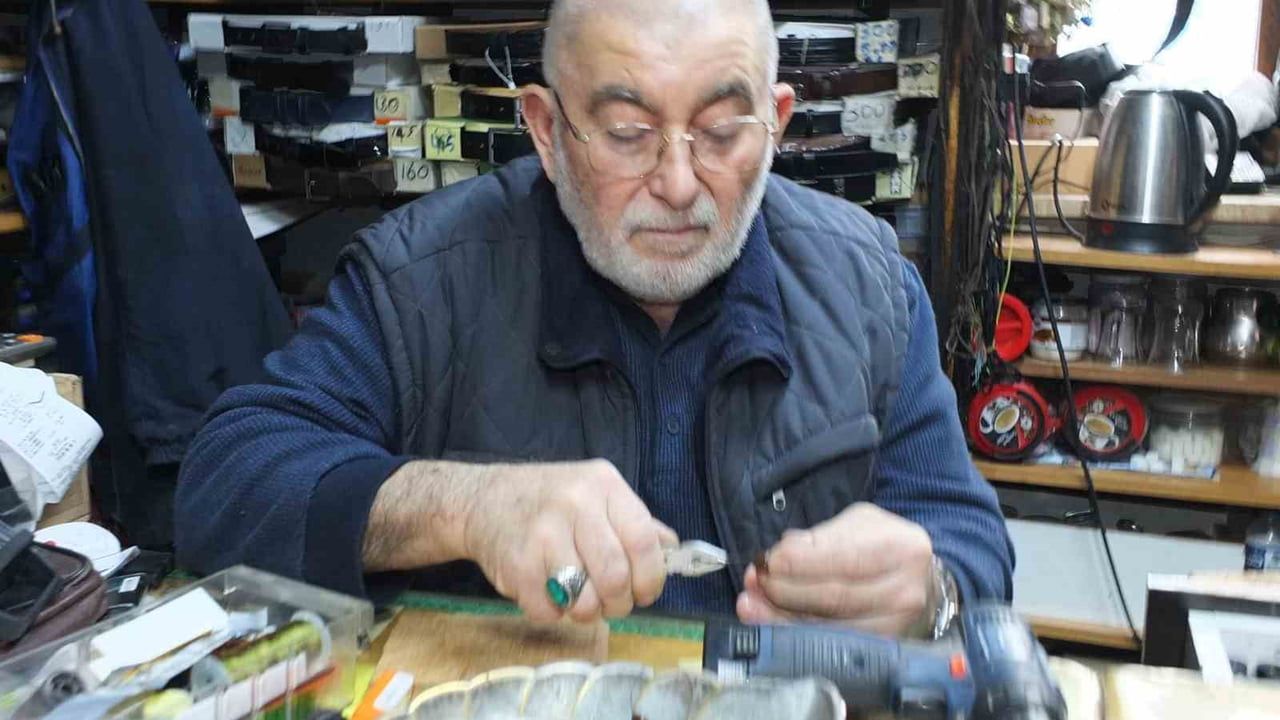 Burhaniye'de 71 yaşındaki Cevat Büke, tespih dizerek geçimini sağlıyor