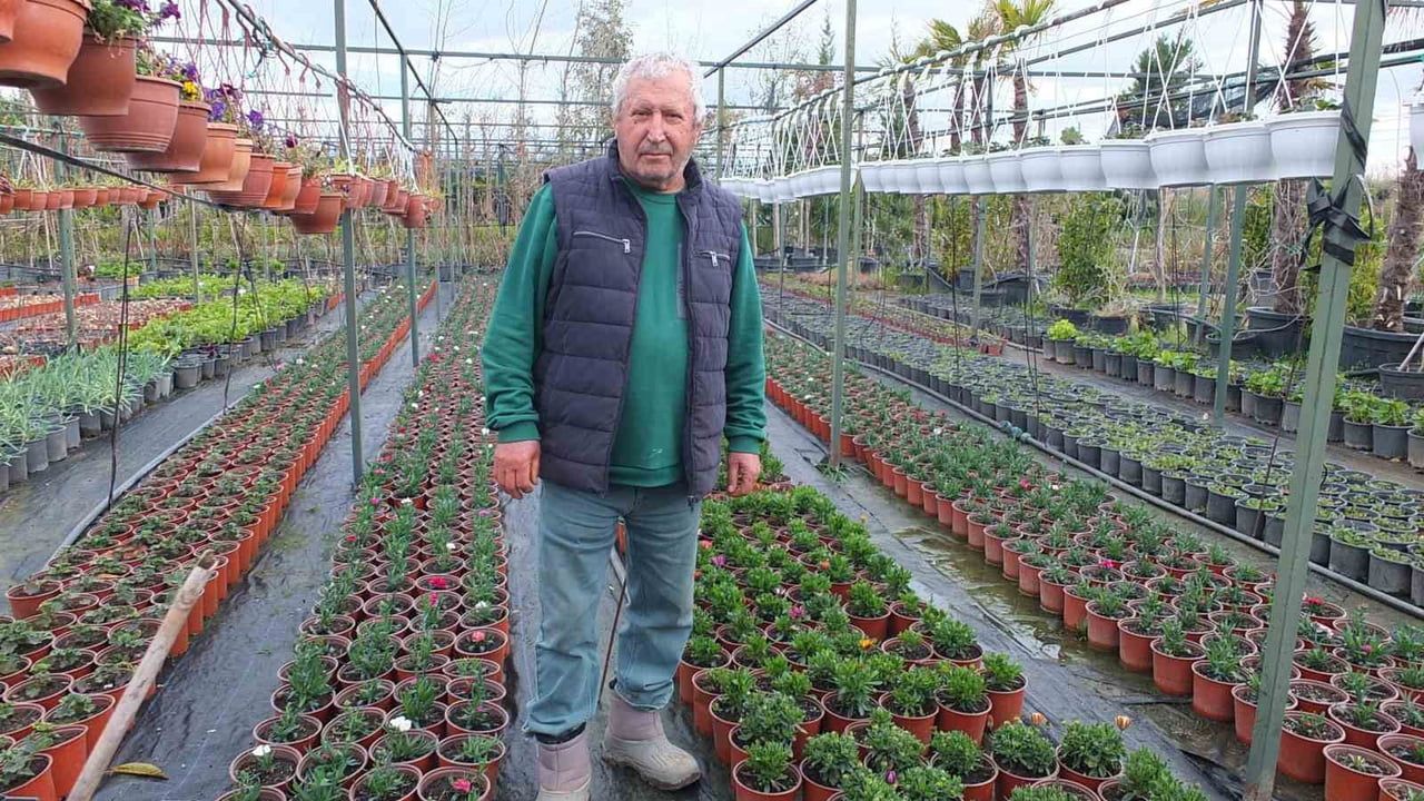 Burhaniye’de emekli bankacı Yunus Göç, işletmesinde yaklaşık 500 çeşit bitki yetiştiriyor