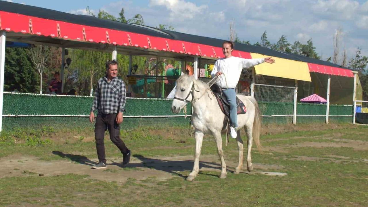 Burhaniye'de Mila Garden'da Çocuklar At Binmenin Keyfini Yaşadı