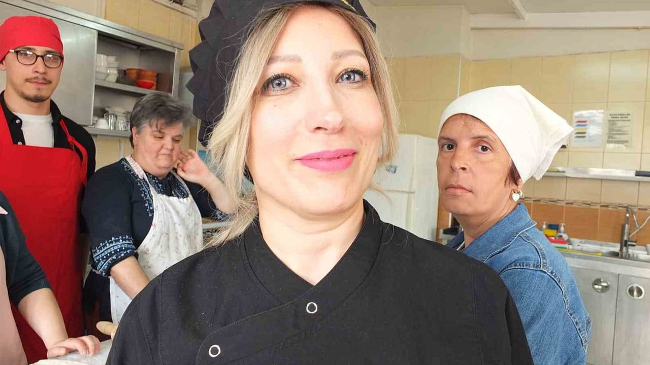 Burhaniye'de özel gençler yemek kursunda pide ve pizza hazırladı