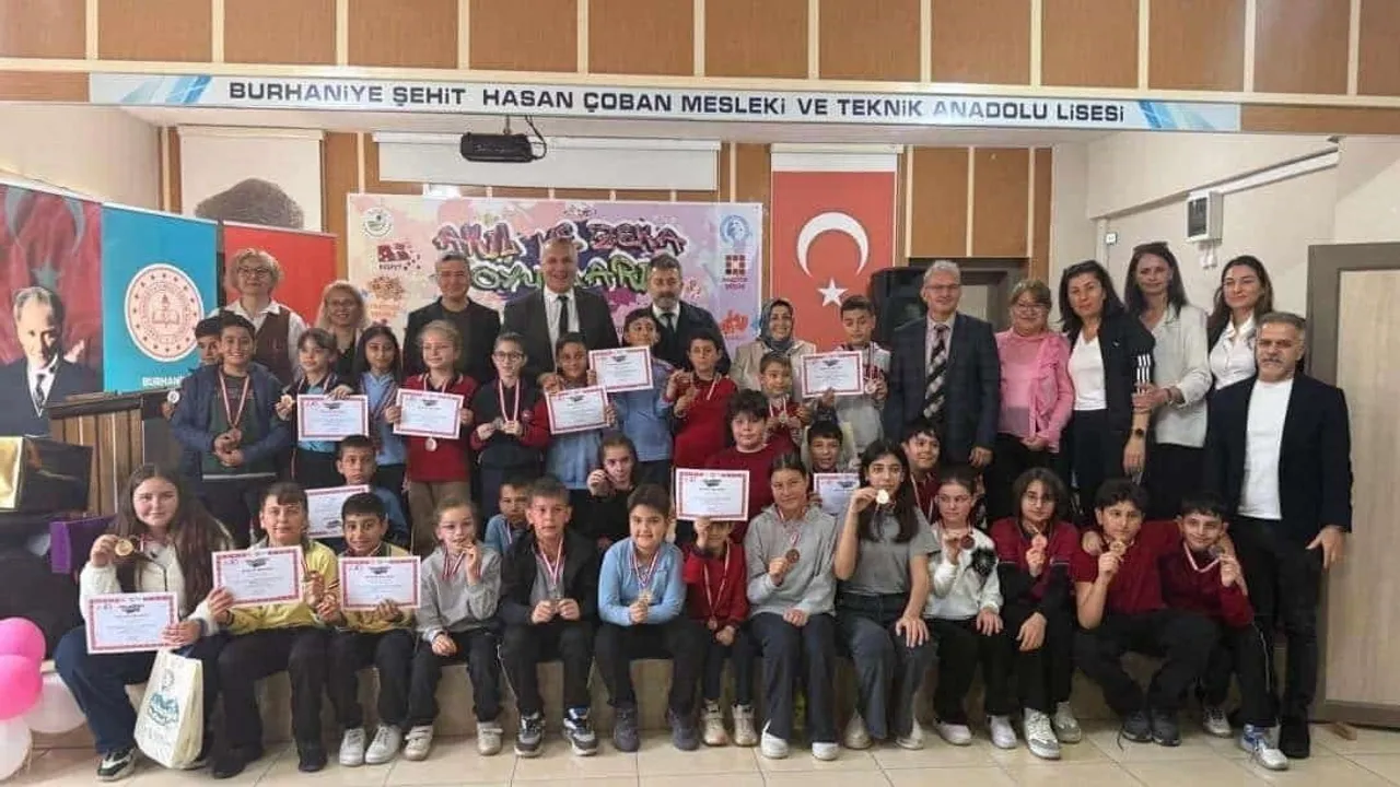 Burhaniye'de Türkiye Akıl ve Zekâ Oyunları İlçe Turnuvası Ödül Töreni