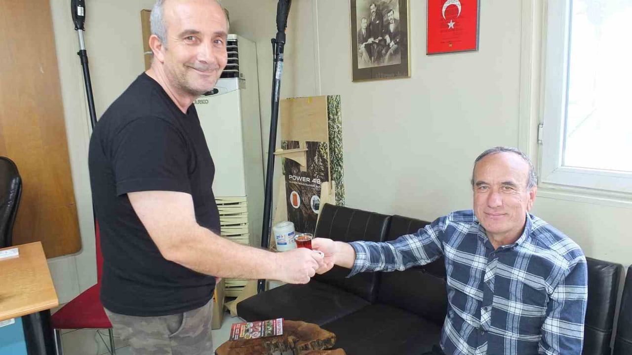 Burhaniye Tariş’te 21 yıldır çay demleyen Şakir Cihan kooperatife gelenleri çayıyla ağırlıyor