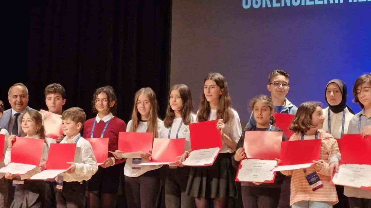 Burhaniyeli Bilim ve Sanat Merkezi Öğrencileri TÜBİTAK 2204-B Bölge Finallerinde Coğrafya Dalında 3. Oldu