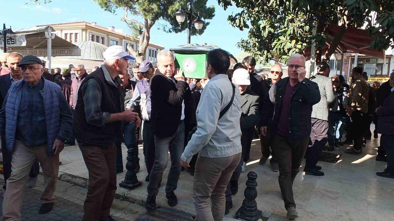 Burhaniyeli emekli öğretmen Rafet Solmaz Kocacamide düzenlenen törenle uğurlandı