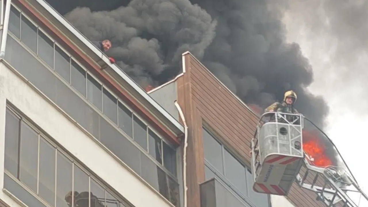 Bursa'da 8 katlı sitede çatı yangını: İki çalışan kurtarıldı, yangın bir saatte söndürüldü