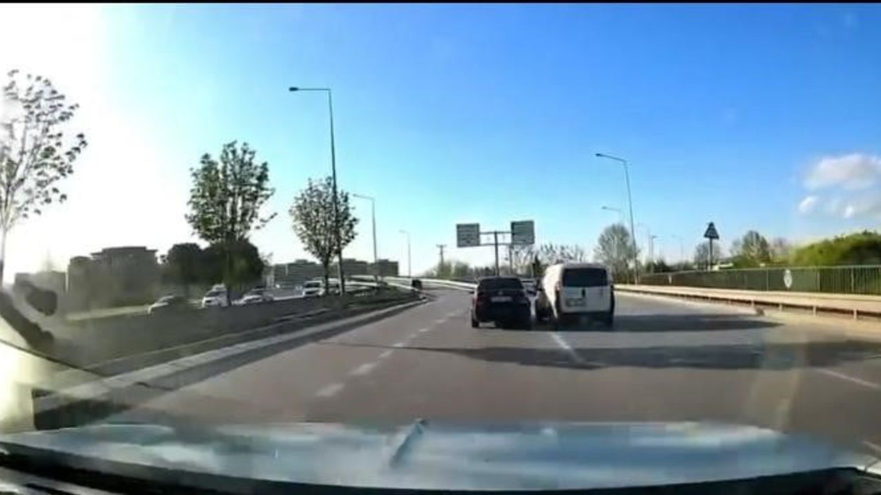 Bursa'da Avrupa Konseyi Bulvarı yol ayrımında peş peşe kazalar