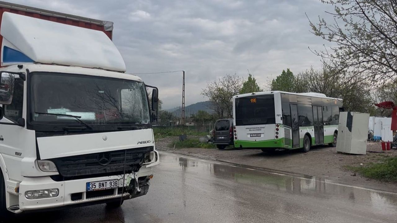 Bursa'da belediye otobüsü ile nakliyat kamyonu çarpıştı: 2 sürücü yaralandı