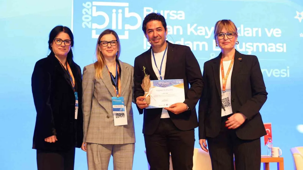 Bursa'da BİİB 2026 İnsan Yönetimi Zirvesi 'Parla' temasıyla 180 firma ve on binlerce ziyaretçiyle tamamlandı