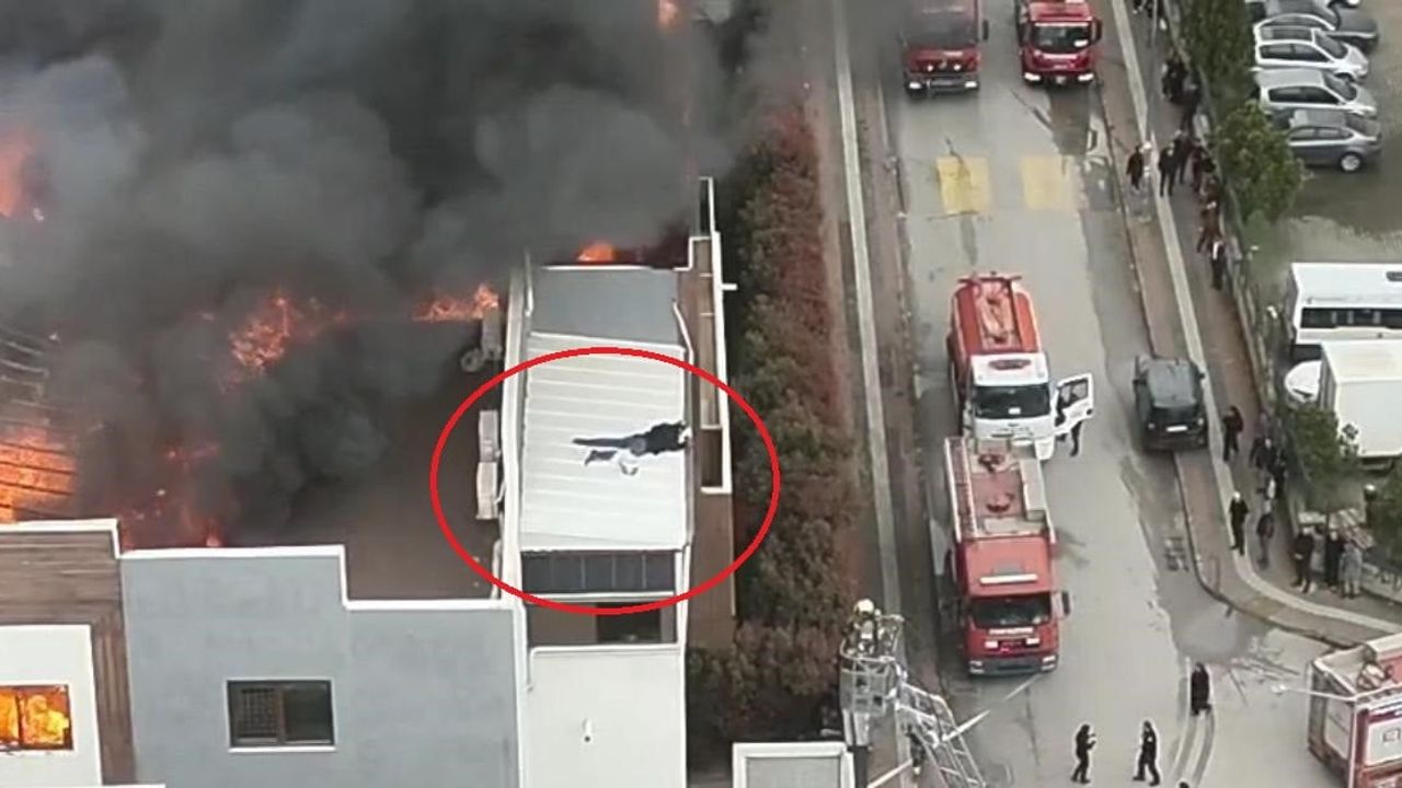 Bursa'da çatı katı yangını: Metrelerce yüksekte mahsur kalan işçi son anda kurtarıldı