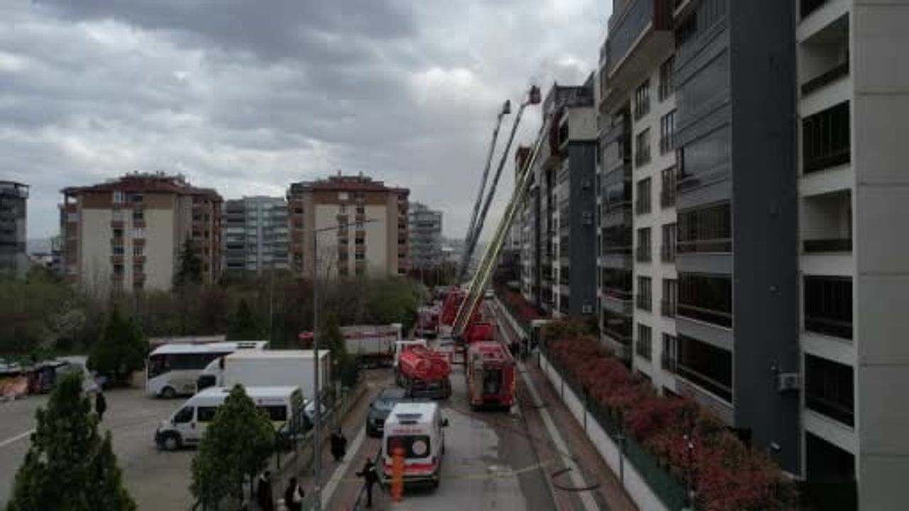 Bursa'da çatı yangını: 2 çalışan kurtarıldı, yangın yaklaşık bir saatte söndürüldü