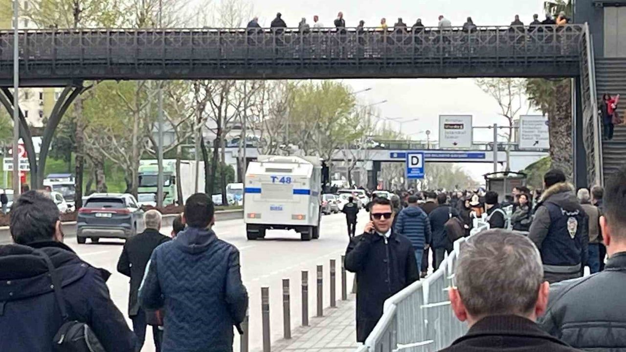 Bursa'da CHP'li Grup Ankara Caddesini Trafiğe Kapattı; Polis Müdahale Etti