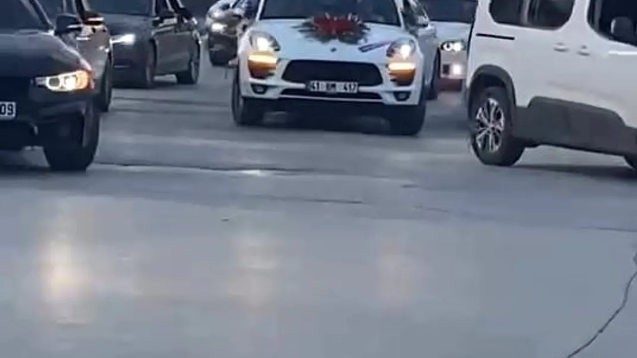 Bursa'da düğün konvoyunda tehlikeli sürüşler kayda geçti