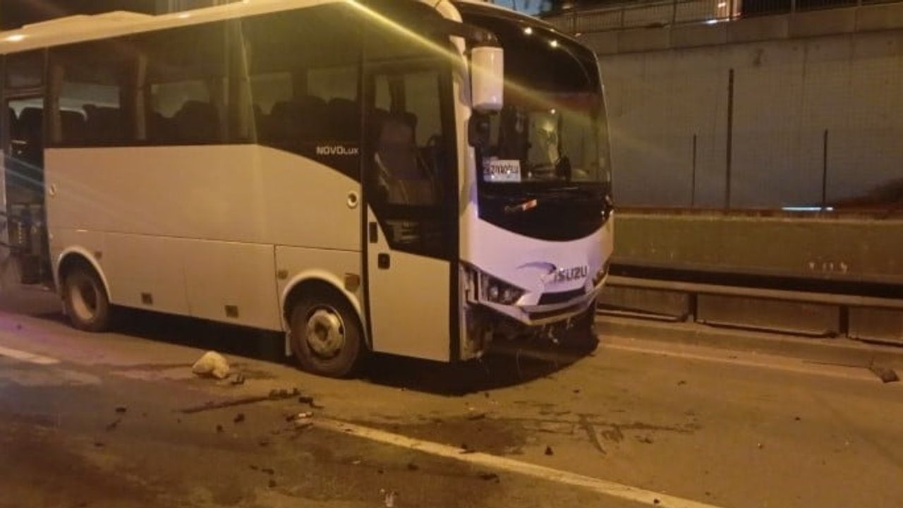 Bursa'da gece yarısı zincirleme kaza: 3 araç çarpıştı, 6 kişi yaralandı