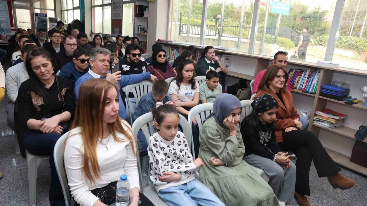 Bursa'da görme engelli sporcular için ilk canlı radyo tiyatrosu BUGES yararına sahnelendi