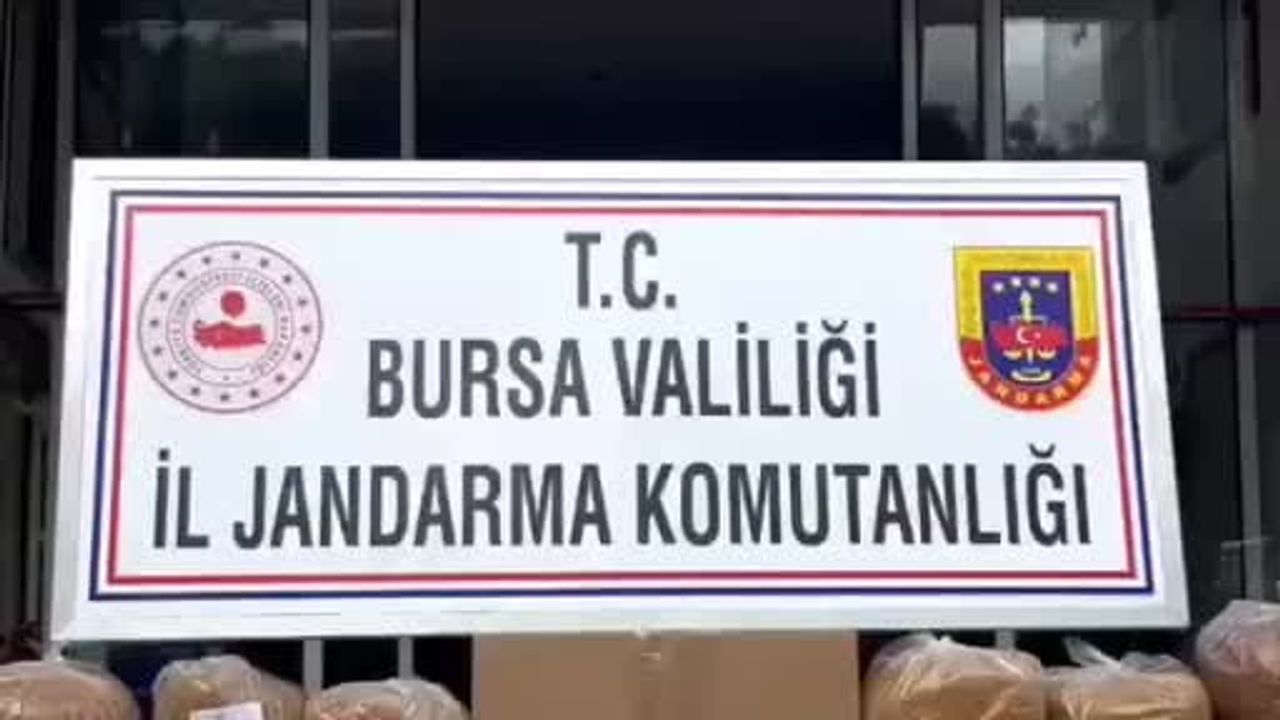 Bursa'da kaçak tütün operasyonu: Binlerce makaron ve yüzlerce kilo tütün ele geçirildi