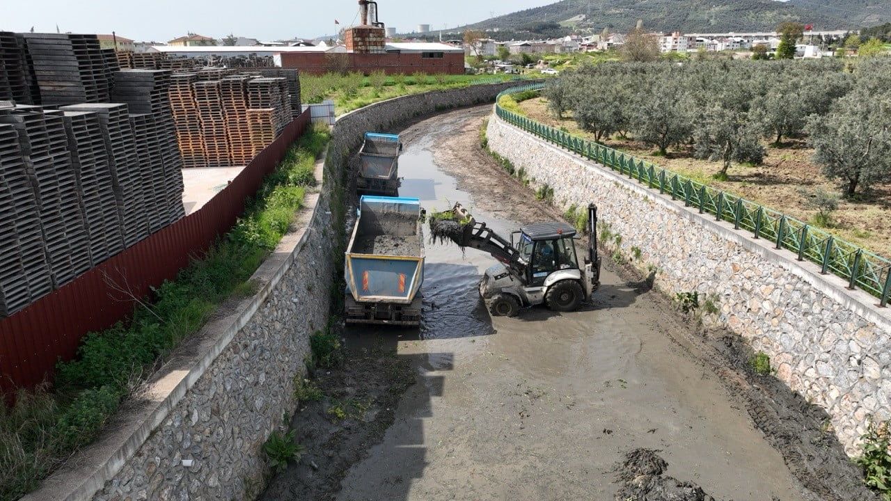Bursa'da Karınca ve İsmetiye Dereleri Temizleniyor: BUSKİ Taşkın Riskini Azaltmayı Hedefliyor