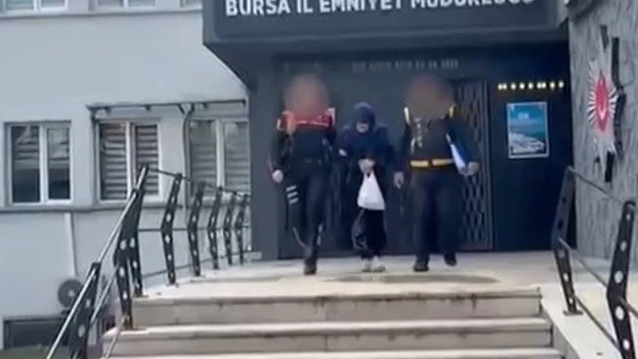 Bursa’da kayıp ihbarı sonrası evde yapılan incelemede 77 yaşındaki adamın ölümü ortaya çıktı; eşi tutuklandı