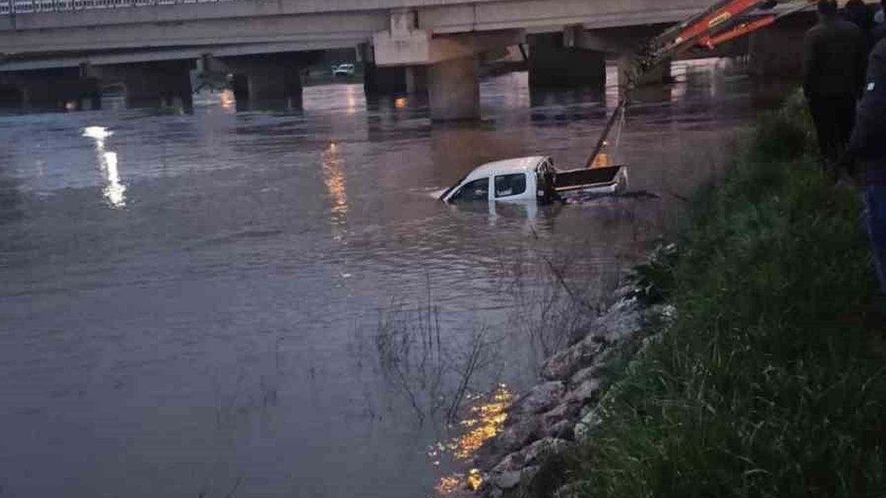 Bursa'da köprü altından geçen araç akıntıya kapıldı: Sürücünün cansız bedeni bulundu