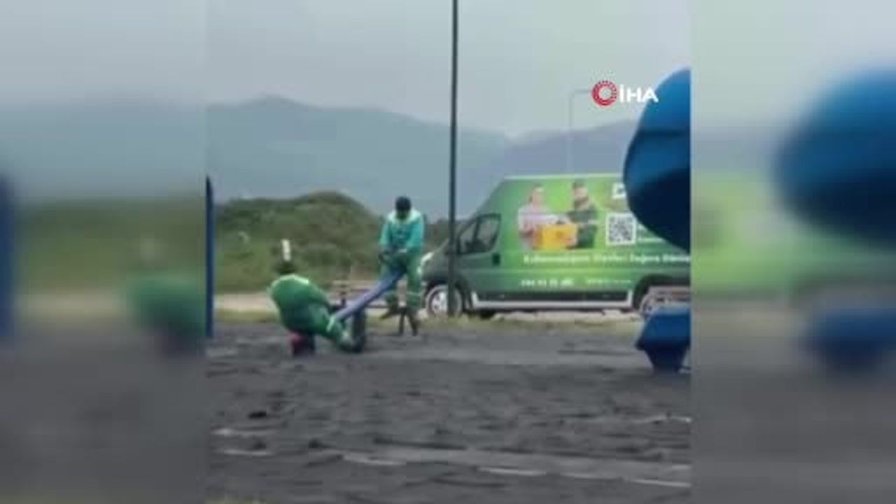 Bursa'da Temizlik İşçileri İş Molasında Tahterevalliyle Neşelendi