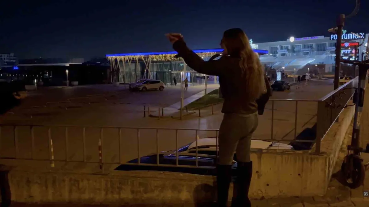 Bursa'da yol kenarında bekleyen sürücüye saldırı: Araçta hasar, sürücü darp edildi