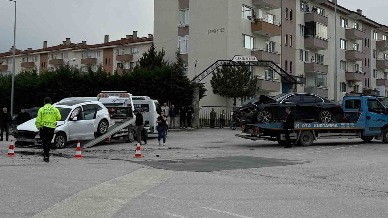 Bursa İnegöl'de kontrolsüz kavşakta iki otomobil çarpıştı: 2 yaralı