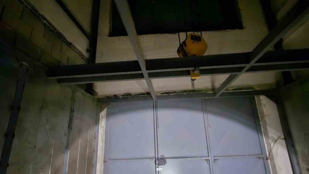 Bursa İnegöl’de mobilya fabrikasında asansör boşluğuna düşen 17 yaşındaki genç ağır yaralandı