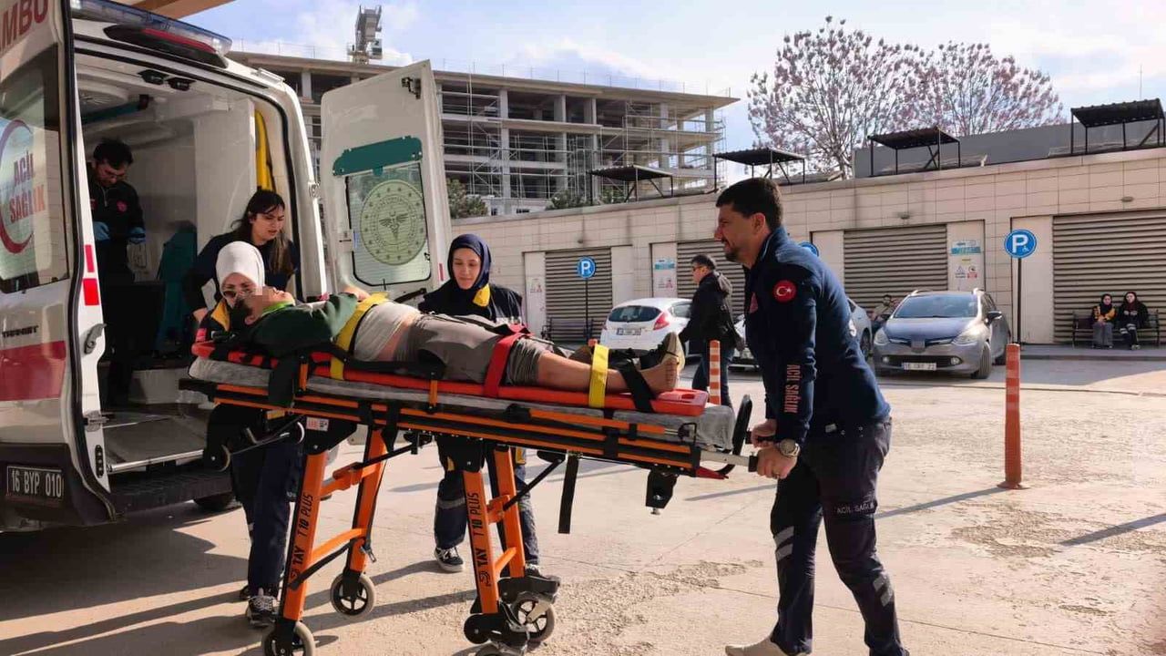 Bursa İnegöl'de motosiklet ile bisiklet çarpıştı: 3 kişi yaralandı