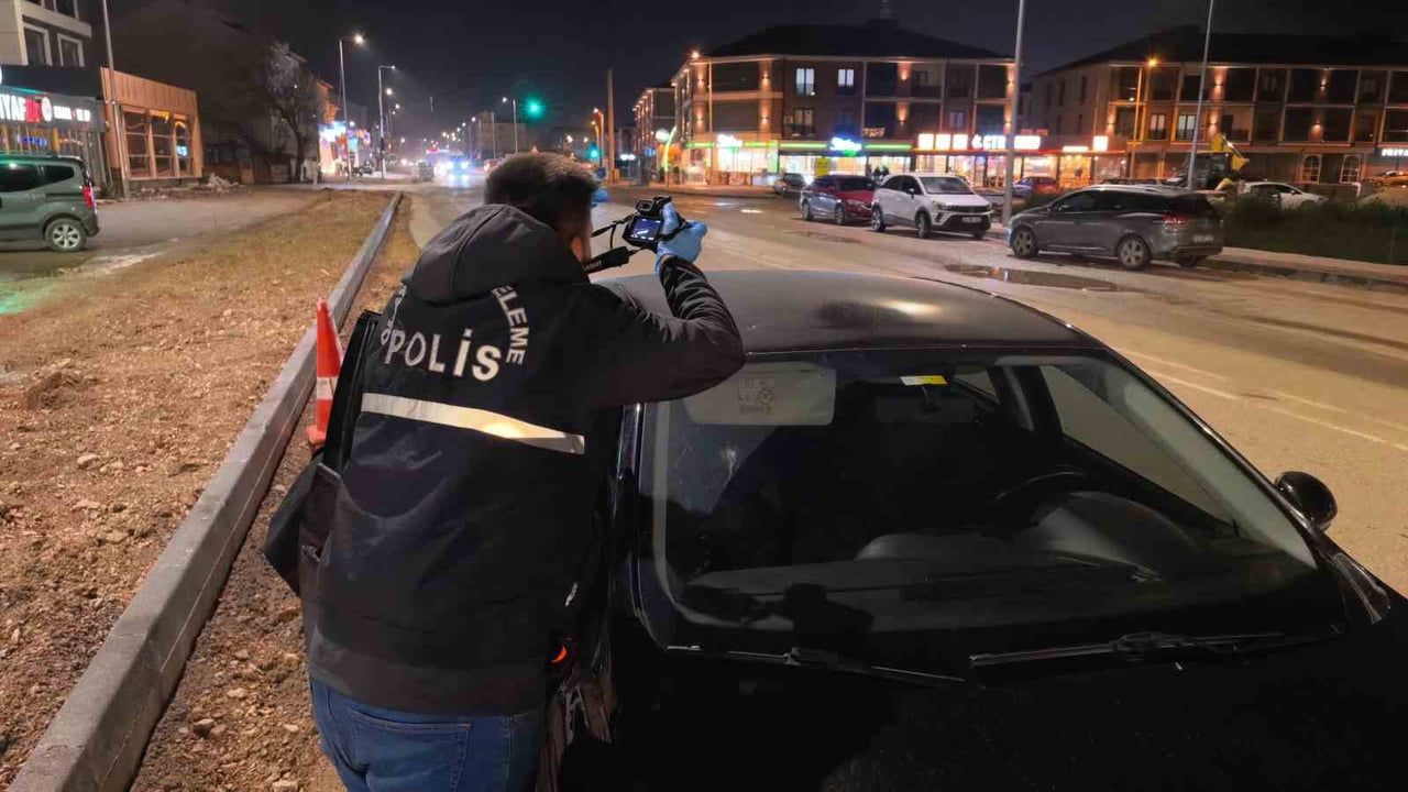 Bursa İnegöl'de Seyir Halindeki Otomobile Yorgun Mermi İsabet Etti