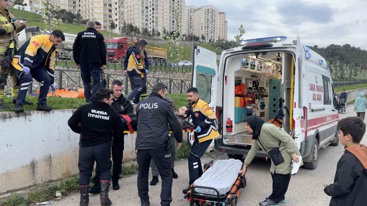 Bursa Kestel’de dereye düşen adam ekipler tarafından kurtarılarak hastaneye kaldırıldı