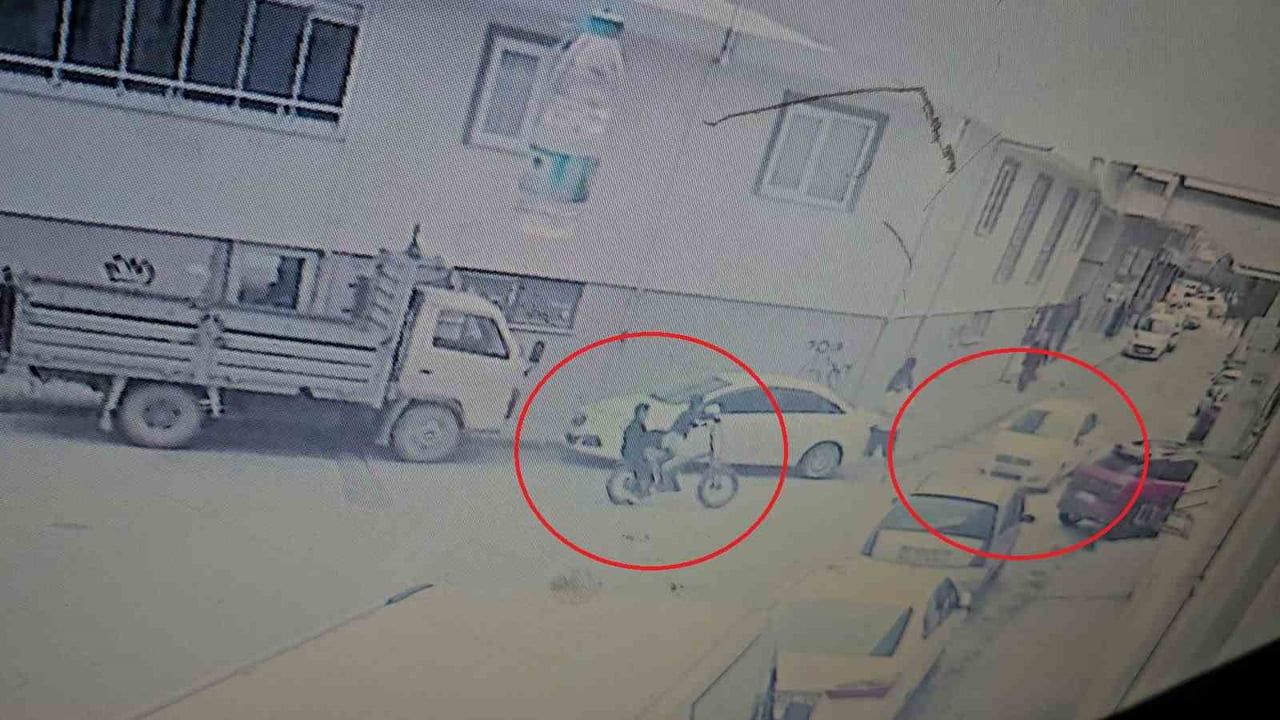 Bursa Nilüfer'de bisikletli iki çocuğun otomobille çarpışma anı güvenlik kamerasında