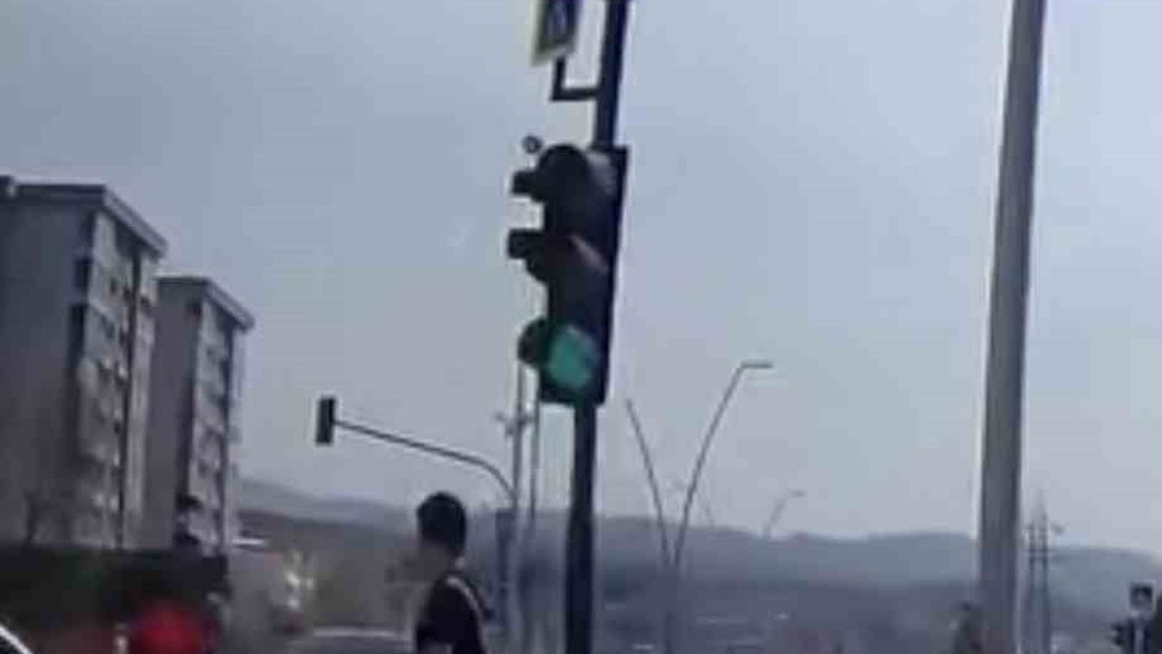 Bursa Nilüfer'de kırmızı ışıkta yola atlayan genç son anda çarpışmadan kurtuldu