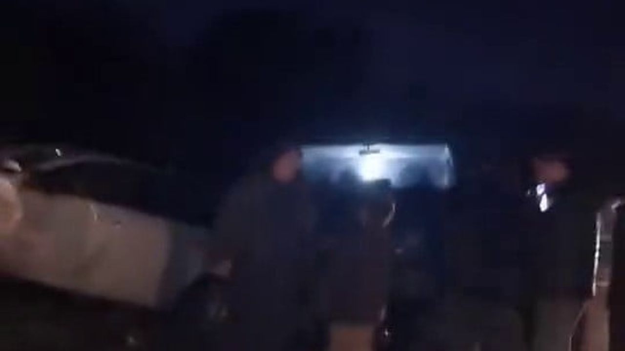 Bursa Orhaneli Yolu'nda Kaya Düşmesi: İki Araç Ağır Hasar Aldı