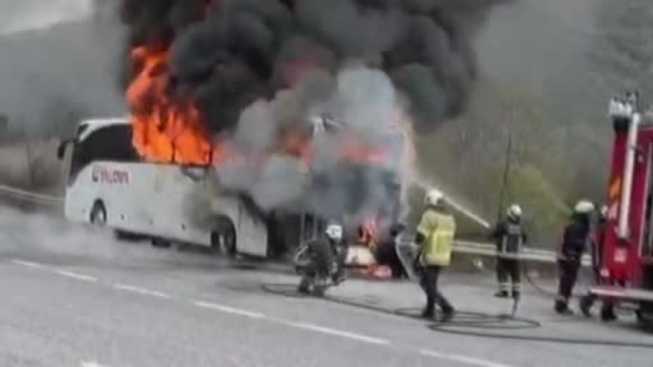 Bursa-Yalova Karayolu'nda Motor Kaynaklı Otobüs Yangını: Yolcular Tahliye Edildi