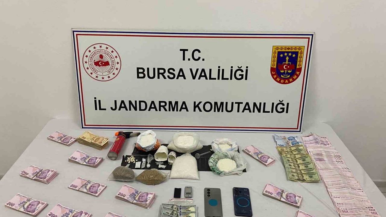 Bursa Yıldırım’da jandarma operasyonu: 1 kilo 755 gram metamfetamin de dahil çok sayıda uyuşturucu ele geçirildi, 2 tutuklu