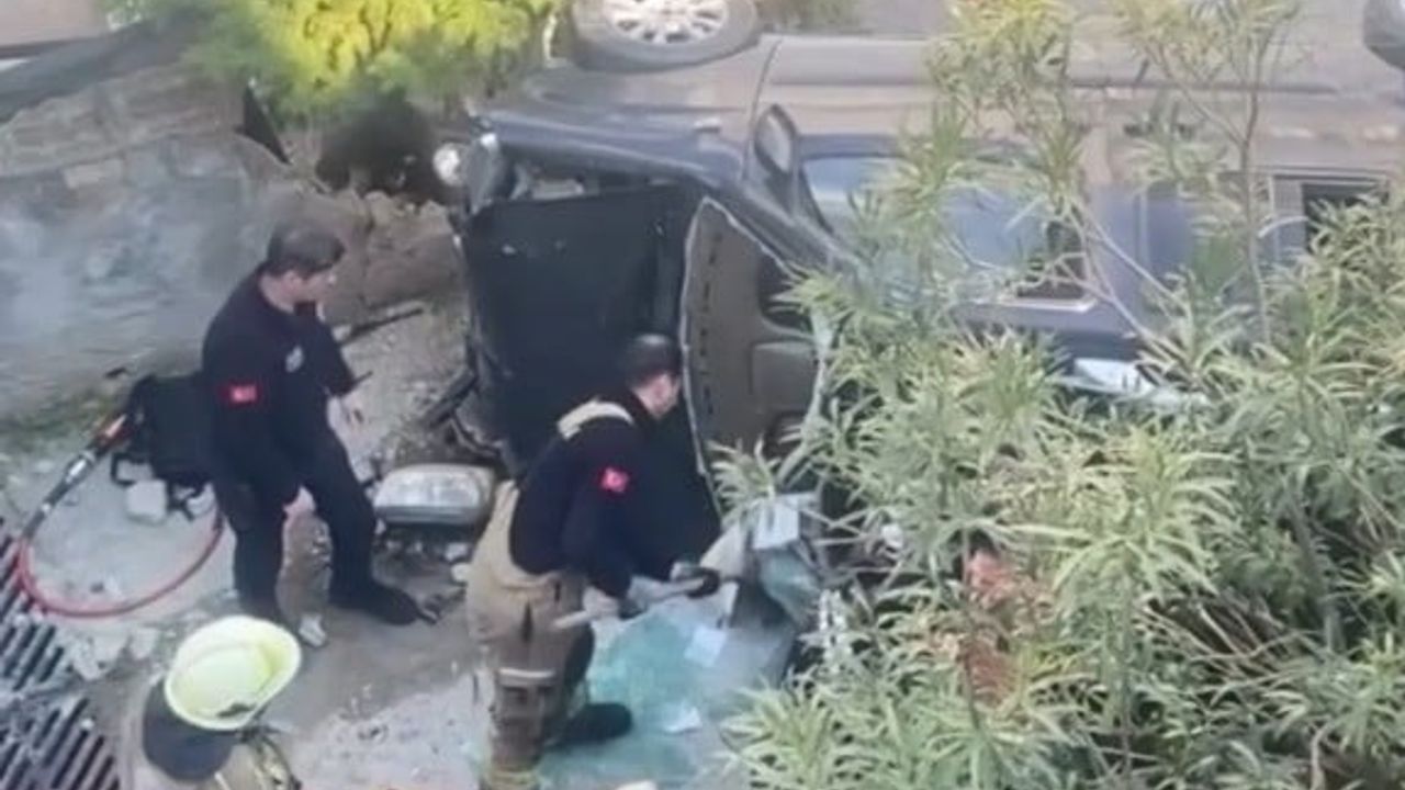 Bursa Yıldırım'da otomobil merdivenlerden yuvarlandı: 1 kişi yaralandı