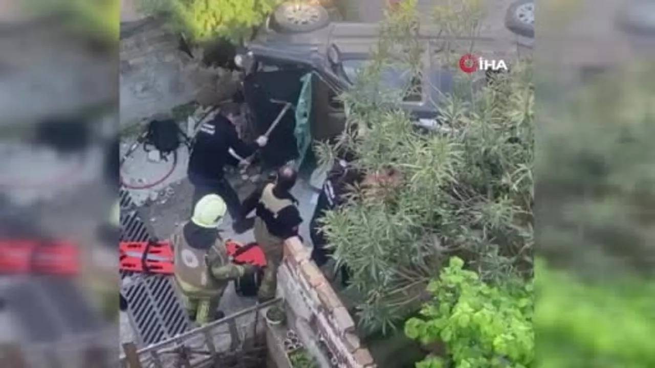 Bursa Yıldırım'da otomobil merdivenlerden yuvarlandı