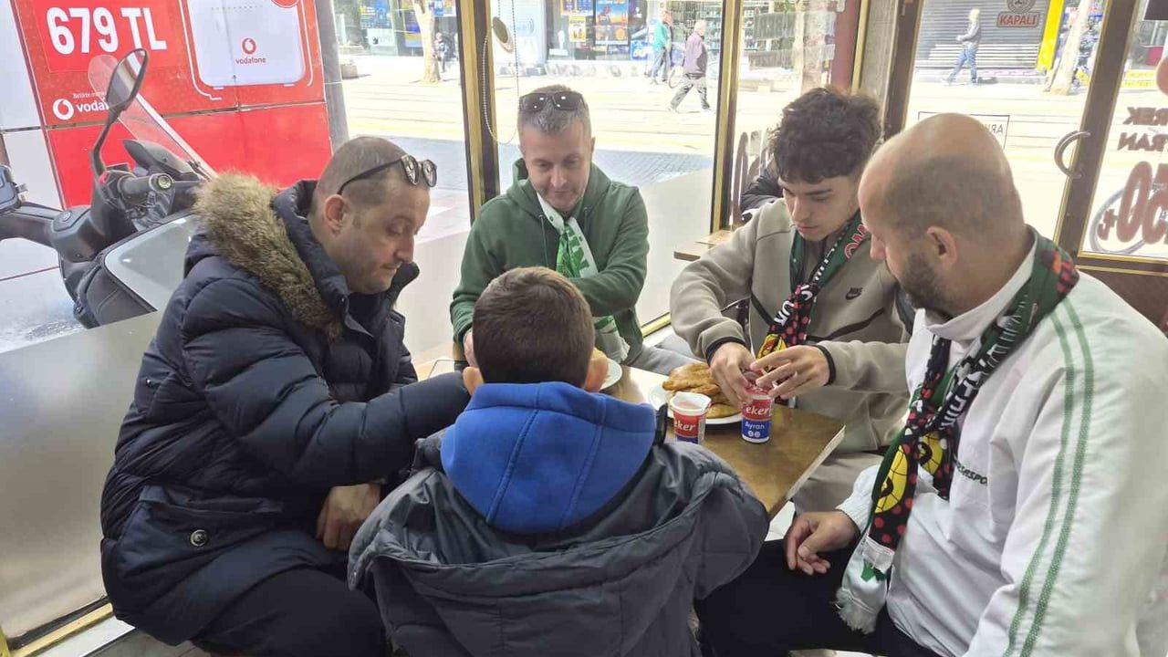 Bursaspor taraftarı Eskişehir'i hareketlendirdi: Maç öncesi kent merkezinde yoğunluk