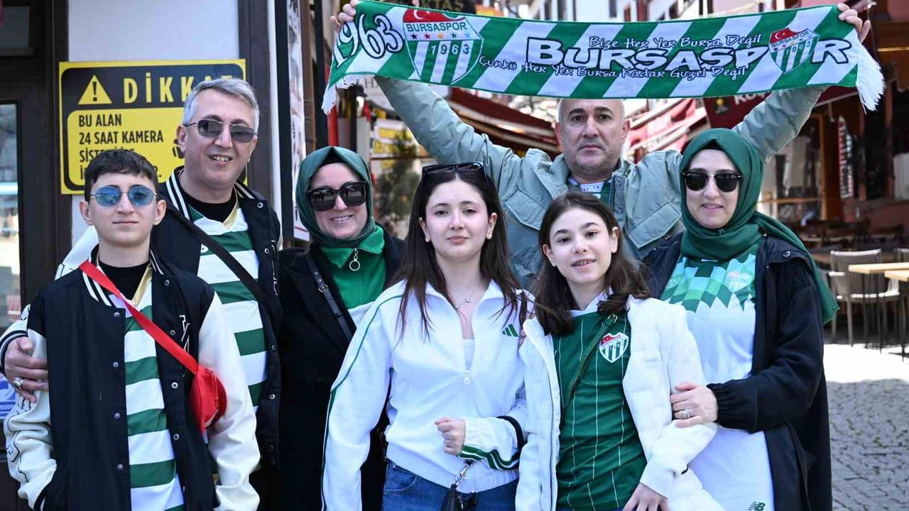 Bursaspor taraftarları Eskişehir'de Odunpazarı Evleri'ne akın etti: 'Tekrar Süper Lig'i hedefliyoruz'