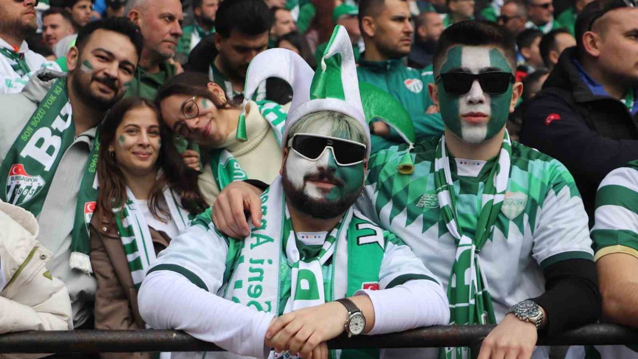 Bursaspor Taraftarları Eskişehir Tribünlerini Yeşil-Beyaza Boyadı