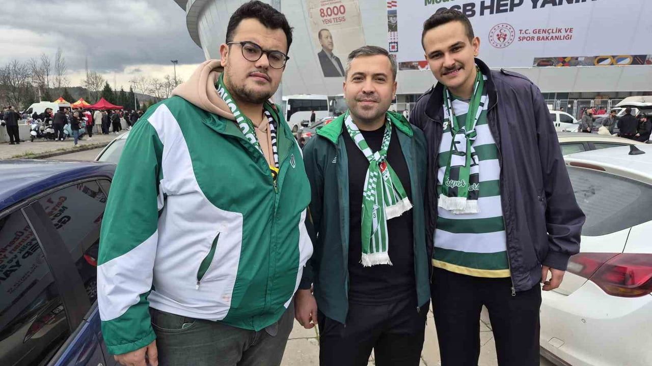 Bursaspor taraftarlarından Eskişehirspor'a kardeşlik ziyareti Prof. Dr. Fethi Heper Stadyumu'nda